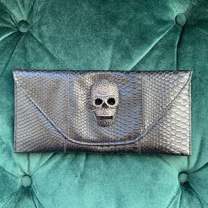 Black silver dead-scull clutch